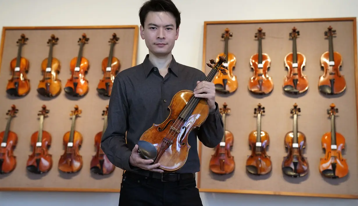 Pemain biola Stefan Jackiw berpose dengan biola "Baltik" karya Giuseppe Guarneri del Gesu c.1731 di Tarisio Auctions pada 9 Maret 2023, di New York. Biola langka tersebutdibuat pada tahun 1731 oleh Giuseppe Guarneri del Gesu, salah satu pembuat biola legendaris Italia pada masa itu. (TIMOTHY A. CLARY / AFP)