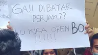 Berbagai elemen mahasiswa di Tuban menggelar aksi unjuk rasa menolak pengesahan Undang-Undang Cipta Kerja (Omnibus Law) di gedung DPRD Tuban, Kamis (8/10/2020). (Liputan6.com/ Ahmad Adirin)