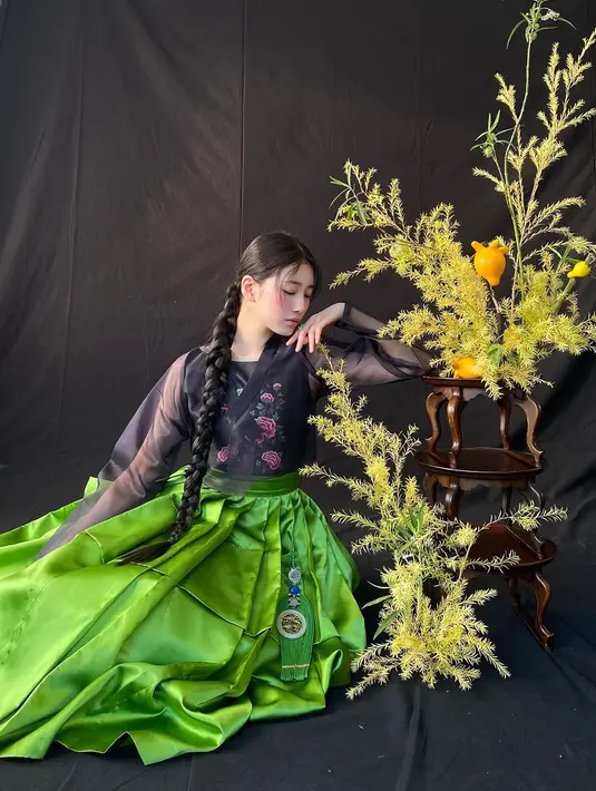 Potret tak kalah menarik Bae Suzy mengenakan hanbok dua warna; hitam dan hijau yang kontras, namun serasi. Mana potret Bae Suzy mengenakan hanbok yang paling cantik menurutmu, Sahabat FIMELA? [Foto: Instagram/management_soop]