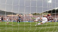 Joe Hart gagal mengamankan gawangnya dari sepakan penalti pemain Atalanta, Franck Kessie pada laga Serie A Italia di Atleti Azzurri d'Italia stadium,  Bergamo, Italy (12/9/2016) dini hari WIB.. Atalanta menang 2-1. (EPA/Paolo Magni)