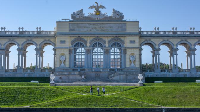 Para pengunjung berjalan-jalan di taman Istana Schoenbrunn di Wina, Austria, pada 21 September 2020. (Xinhua/Guo Chen)