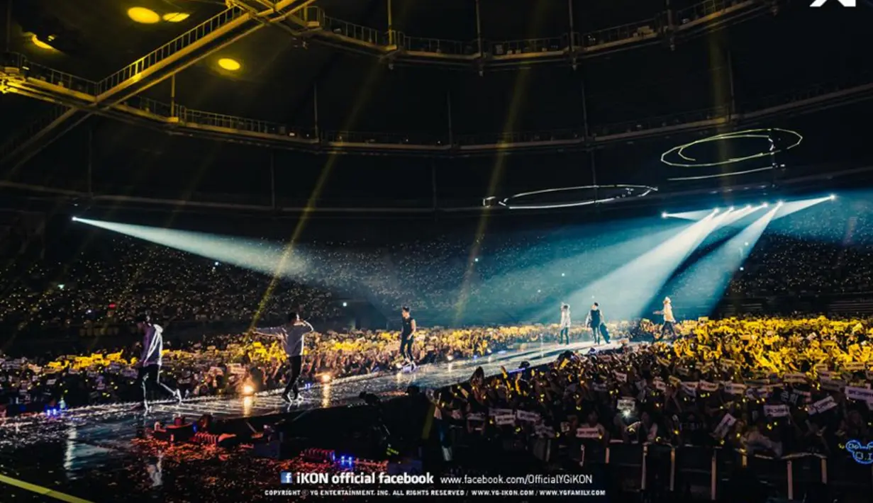 iKON tak hanya menyanyi, tapi juga berinteraksi dengan penggemar di atas panggung, membuat 13 ribu penonton histeris. (YG Entertainment)