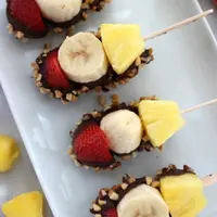 Banana split bites, camilan sehat yang praktis dan murah. (Sumber Foto: ourfamilyofseven.com)