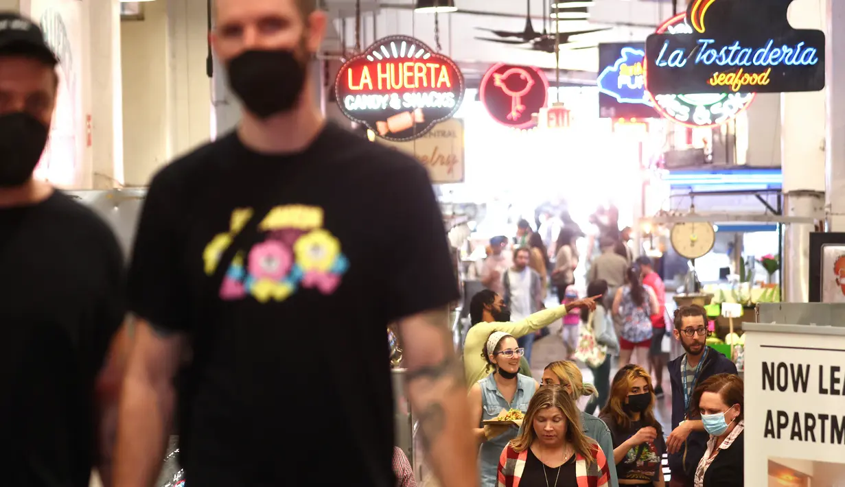 Angeles County diperkirakan akan mencabut mandat masker dalam ruangannya besok, sementara negara bagian California mengizinkan mandat masker dalam ruangannya berakhir pada 15 Februari. (Mario Tama/Getty Images/AFP)