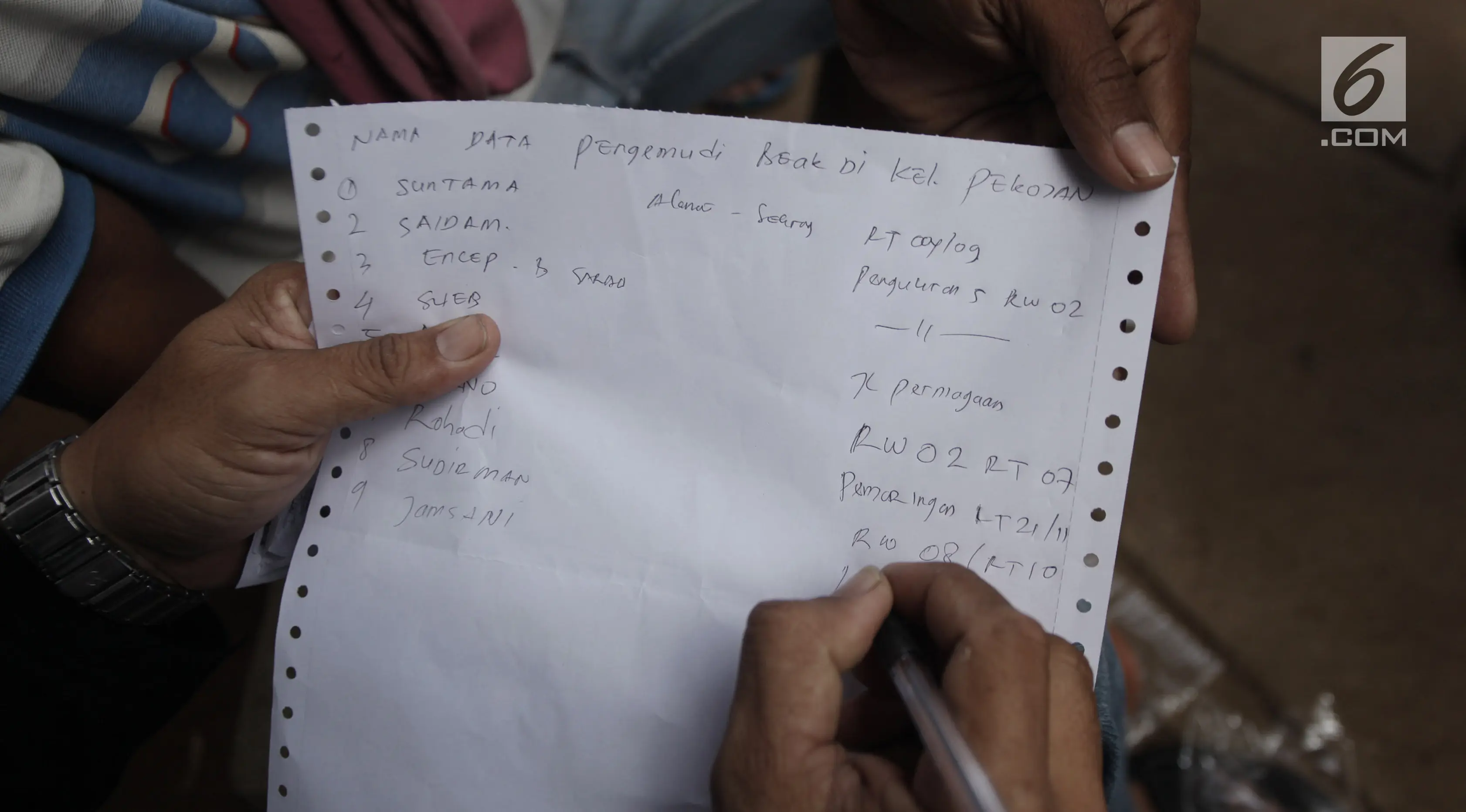 Petugas melakukan pendataan terhadap tukang becak di Kolong Flyover Bandengan Utara, Jakarta, Kamis (25/1). Becak-becak yang sudah didata ditempelkan stiker berlogo Pemprov DKI dan bertuliskan 