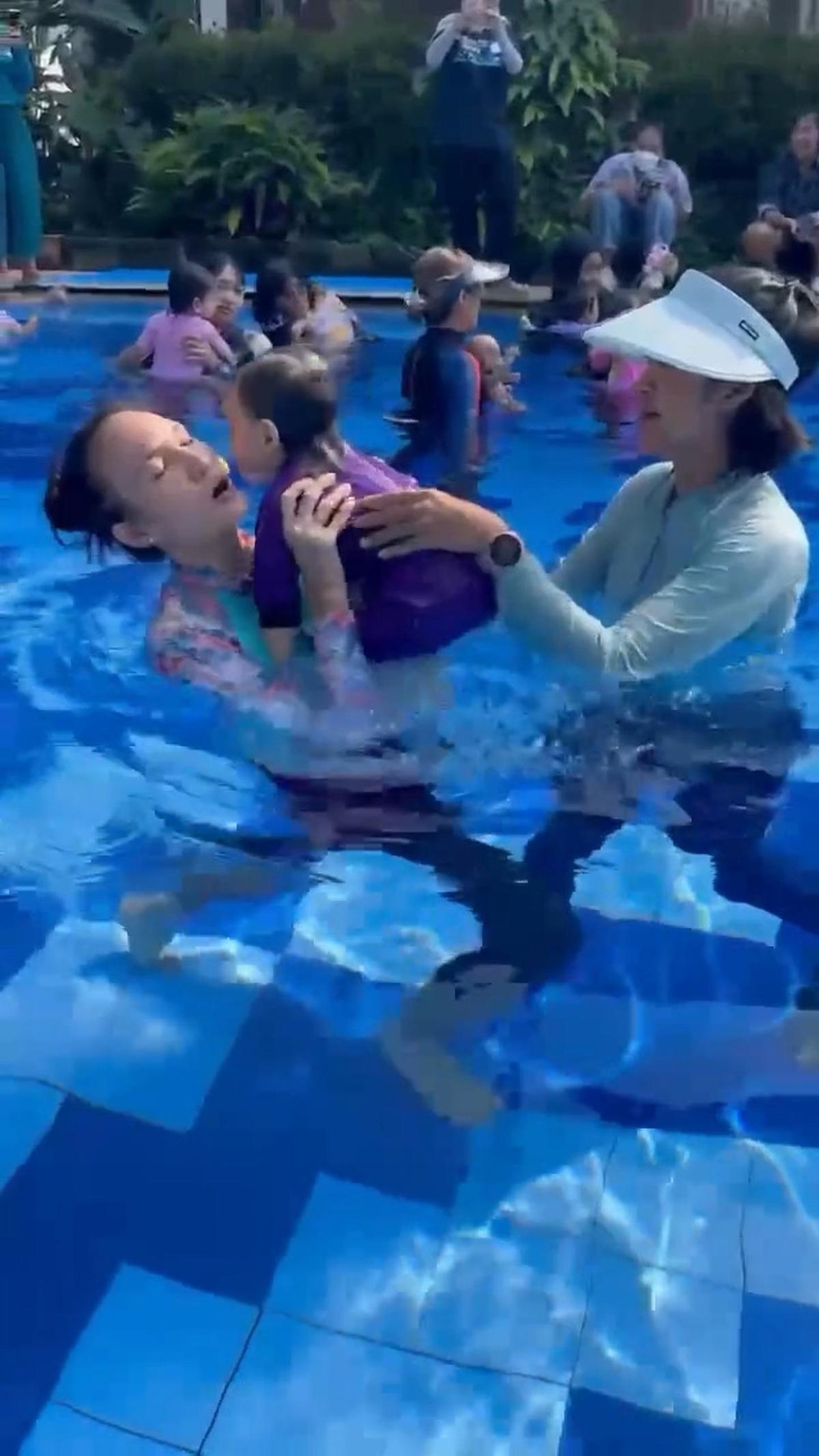 5 Potret Seru dan Gemasnya Djala Anak Nadine Chandrawinata Belajar Berenang