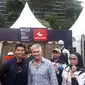 Legenda MotoGP, Mick Doohan saat diajak swafoto di acara peluncuruan Mandalika Grand Prix Association di Jakarta (Liputan6.com/Luthfie Febrianto)