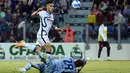 Pemain Inter Milan Lautaro Martinez mencetak gol ke gawang Cagliari pada pertandingan sepak bola Liga Italia di Sardegna Arena, Cagliari, Italia, 15 Mei 2022. Inter Milan menang 3-1. (Alberto PIZZOLI/AFP)