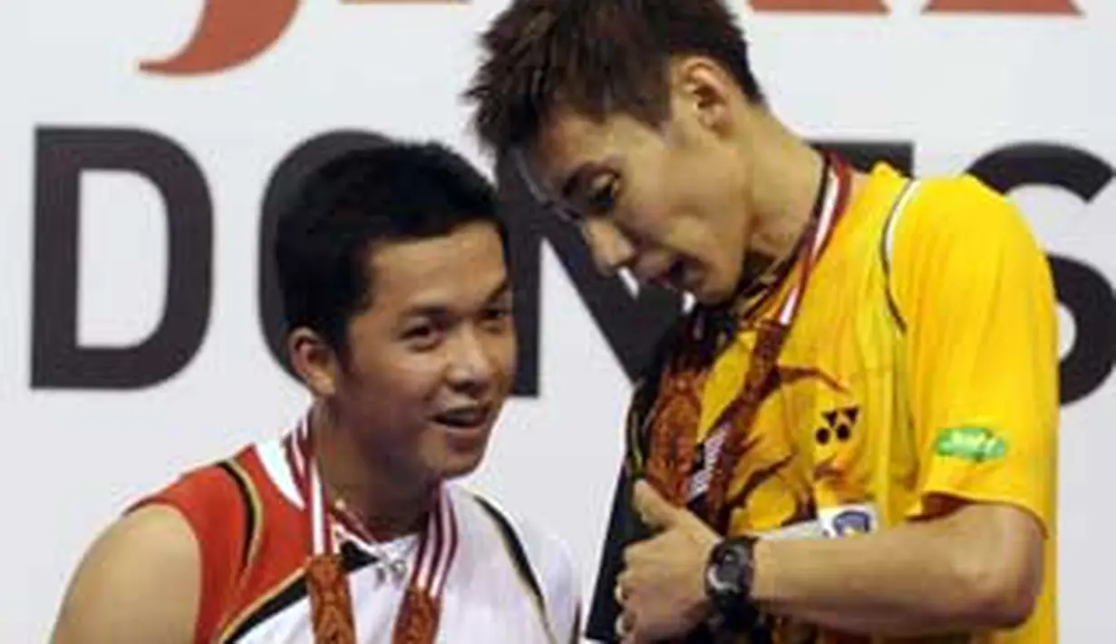 Taufik Hidayat dan Lee Chong Wei usai pertandingan babak final Djarum Indonesia Open Super Series 2010 di Istora Senayan Jakarta. Taufik kalah dari Lee Chong Wei dengan dua set langsung.(Antara)