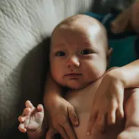 Ilustrasi pijat bayi. Credit : Photo by Nathan Dumlao on Unsplash