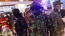 Pakaian militer dipajang saat pameran Indo Defence 2016 Expo & Forum di JIExpo Kemayoran, Jakarta, Rabu (2/11). Sebanyak 844 peserta dari 45 negara mengikuti pameran dua tahunan ini. (Liputan6.com/Faizal Fanani)