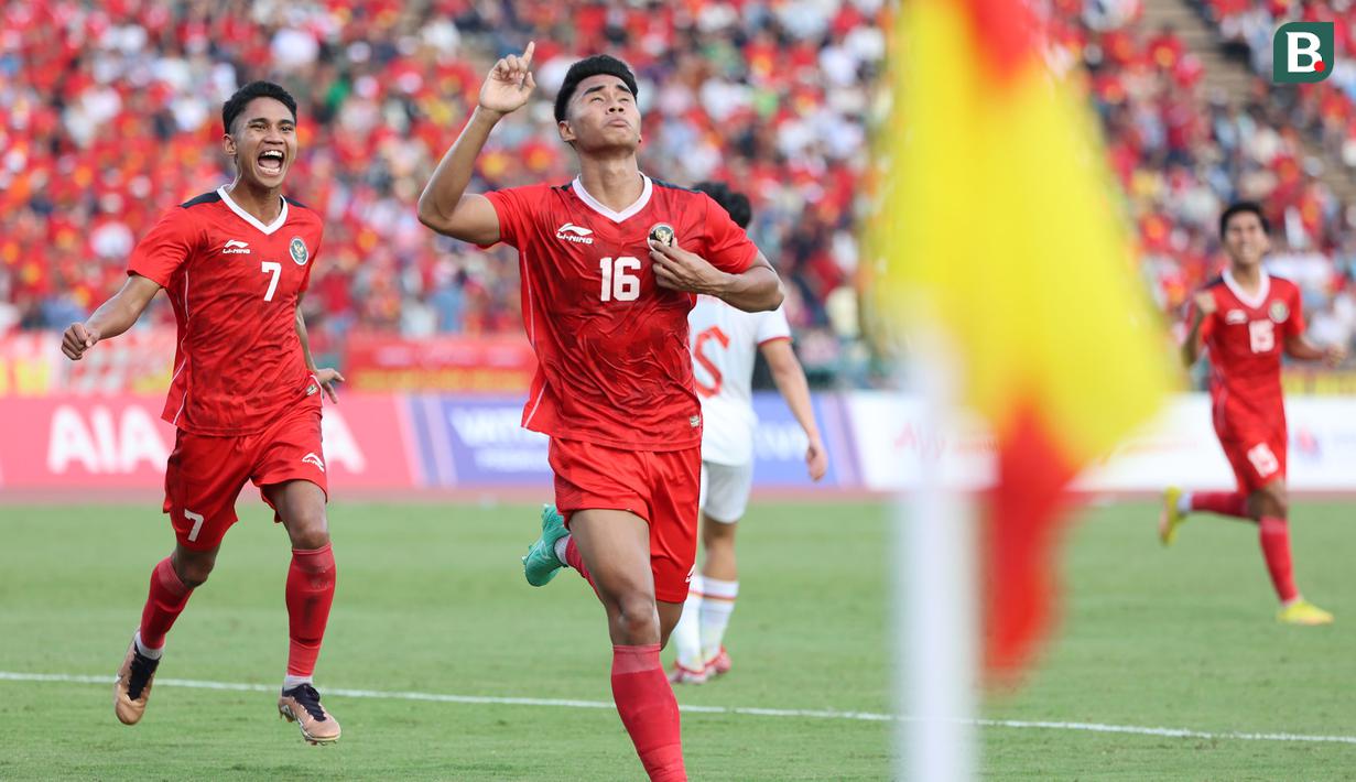 <p>Pemain Timnas Indonesia U-22, Muhammad Ferarri melakukan selebrasi bersama setelah mencetak gol kedua timnya ke gawang Timnas Vietnam U-22 pada laga semifinal sepak bola SEA Games 2023 di Olympic Stadium, Phnom Penh, Kamboja, Sabtu (13/05/2023). (Bola.com/Abdul Aziz)</p>