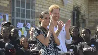 Meghan Markle dan Pangeran Harry dalam lawatan ke Afrika  (Courtney Africa / Africa News Agency via AP, Pool)