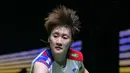 Pebulu tangkis tunggal putri China, Chen Yu Fei memukul pengembalian kok ke arah Carolina Marin (Spanyol) saat pertandingan semifinal tunggal putri di turnamen Indonesia Open 2024 di Jakarta pada 8 Juni 2024. (BAY ISMOYO/AFP)