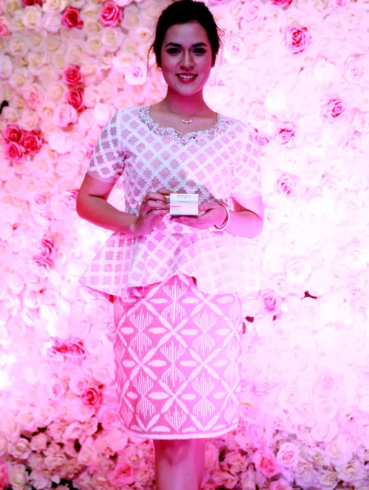 Tampil cantik mengenakan baju pink, Raisa terlihat percaya diri yang membuatnya menjadi salah satu ‘brand ambassador’ produk kecantikan. (Wimbarsana/Bintang.com)
