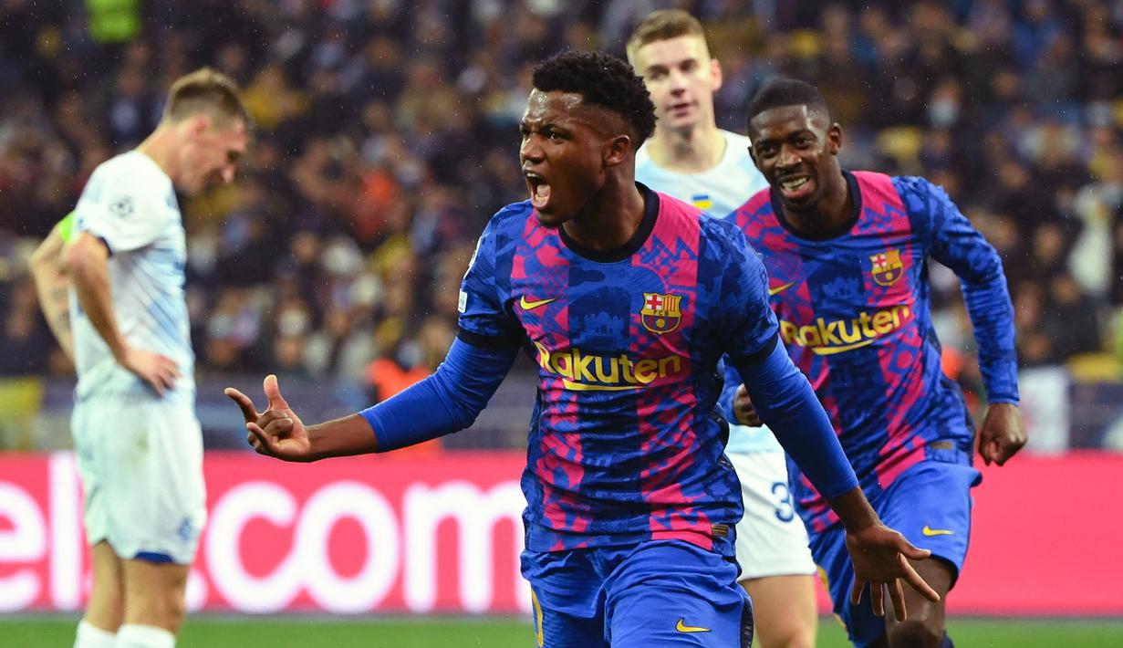Satu-satunya gol Barcelona diciptakan oleh Ansu Fati pada menit ke-70. Berawal dari bola crossing Oscar Minguesa yang membentur salah satu pemain Dynamo Kiev di kotak penalti, pemain kelahiran 2002 tersebut sukses menyambar bola lewat tendangan setengah volinya. (AFP/Sergei Supinsky)