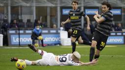 Pada paruh kedua, Inter Milan masih menguasai jalannya pertandingan. Matteo Darmian (kanan) berhasil menggandakan keunggulan Inter pada menit ke-69. (Foto: AP/Luca Bruno)