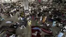 Suasana sebuah masjid di Karachi yang terlihat ramai oleh para jemaah muslim Pakistan yang sedang beritikaf. (AP Photo/Fareed Khan)