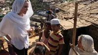 Angelina Jolie tertangkap kamera berbincang dengan salah seorang warga Rohingya yang mengungsi ke Bangladesh. (dok. UNHCR/Santiago Escobar-Jaramillo/Instagram @refugees/Dinny Mutiah)
