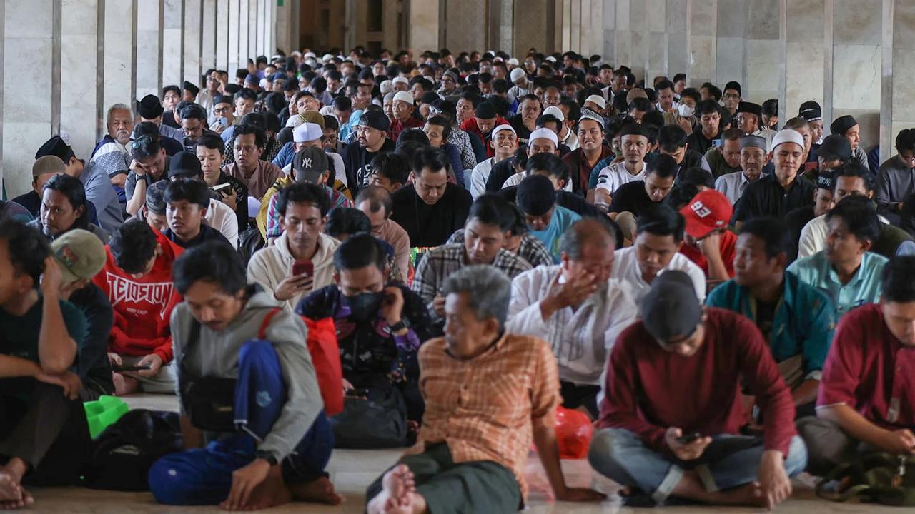 FOTO: Ribuan Jemaah Berbuka Puasa di Masjid Istiqlal pada Hari Pertama Ramadan