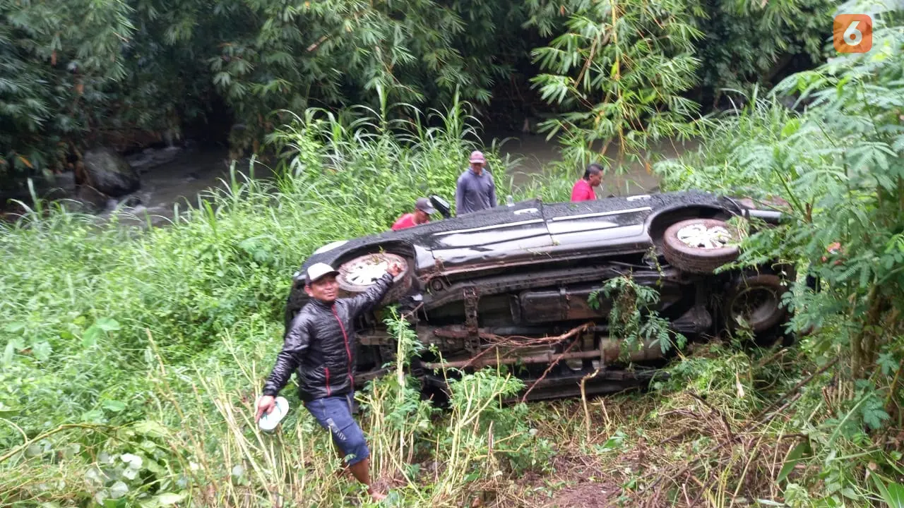 Mobil yang membawa rombongan wisatawan  masuk jurang di jalur Cawan Banyuwangi. (Hermawan Arifianto/Liputan6.com)