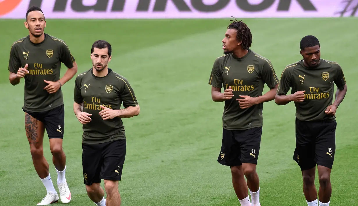 Pemain Arsenal, Pierre-Emerick Aubameyang, Henrikh Mkhitaryan, Alex Iwobi dan Ainsley Maitland-Niles melakukan pemanasan selama latihan di stadion Mestalla, Spanyol (8/5/2019). Arsenal akan bertanding melawan Valencia pada leg kedua babak semifinal Liga Europa di Mestalla. (AFP Photo/Jose Jordan)