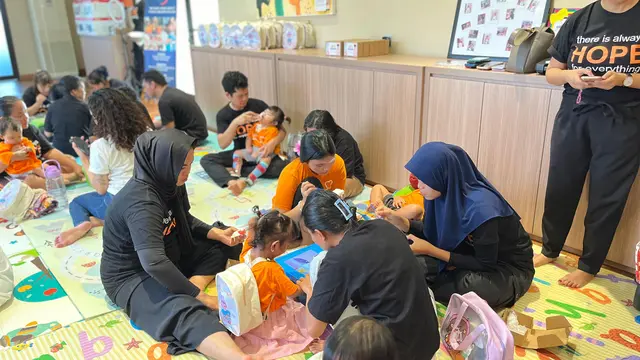 Fans Kim Seon Ho di Indonesia menggalang dana Rp25 juta lewat buku hasil video fans project, yang disumbangkan untuk anak-anak di Rumah Harapan Indonesia, memberi harapan dan inspirasi untuk kesembuhan. (Foto: Istimewa)