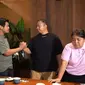 Momen ketika food vlogger Codeblu bertemu Chef Don Chino untuk adu kemampuan memasak creme brulee. (Dok. IST)