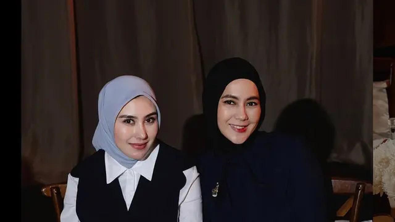 Paula Verhoeven Tampil Anggun dengan Hijab dan Gaun Navy di Acara Kecantikan Eksklusif