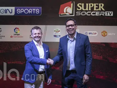 Direktur Pengembangan Bisnis Super Soccer TV, Mirwan Suwarso, dan Managing Director BeIN Sports Asia Pasific, Mike Kerr (kiri), usai memberikan keterangan pers terkait kerjasama di Foundry 8, Jakarta, Kamis (2/3/2017). (Bola.com/Vitalis Yogi Trisna)