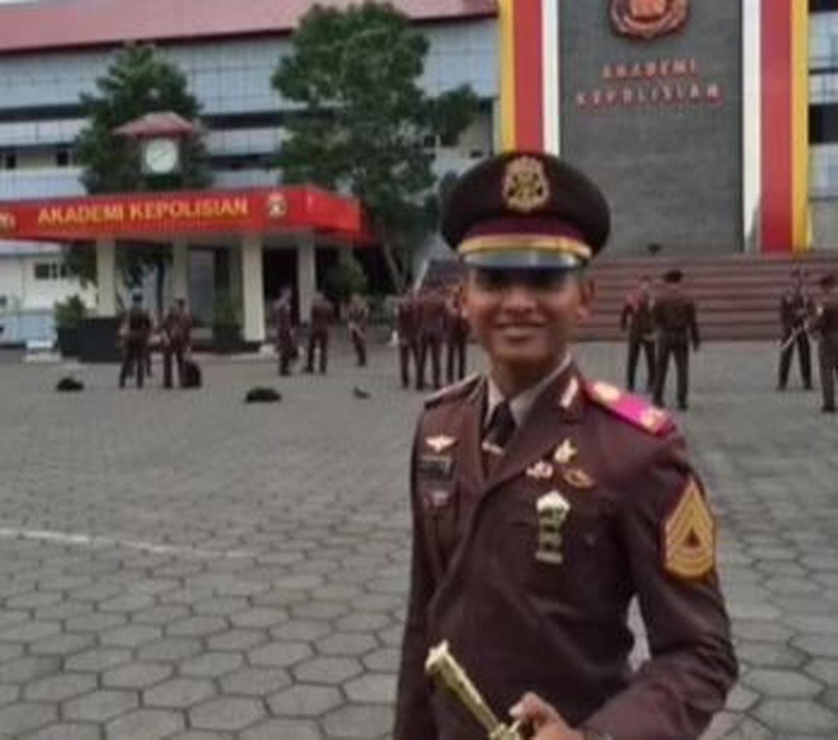 Momen Perwira anak penjual ayam saat berfoto setelah dinyatakan lulus dari Akpol dan menyandang pangkat Perwira.
