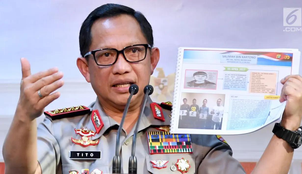 Kapolri Jenderal Tito Karnavian menunjukkan sketsa tersangka kasus penyerangan Novel Baswedan usai pertemuan tertutup dengan Presiden Jokowi di Istana, Jakarta, Senin (31/7). Polri akan membentuk tim gabungan Polri-KPK (Laily Rachev/Biro Pers Setpres)