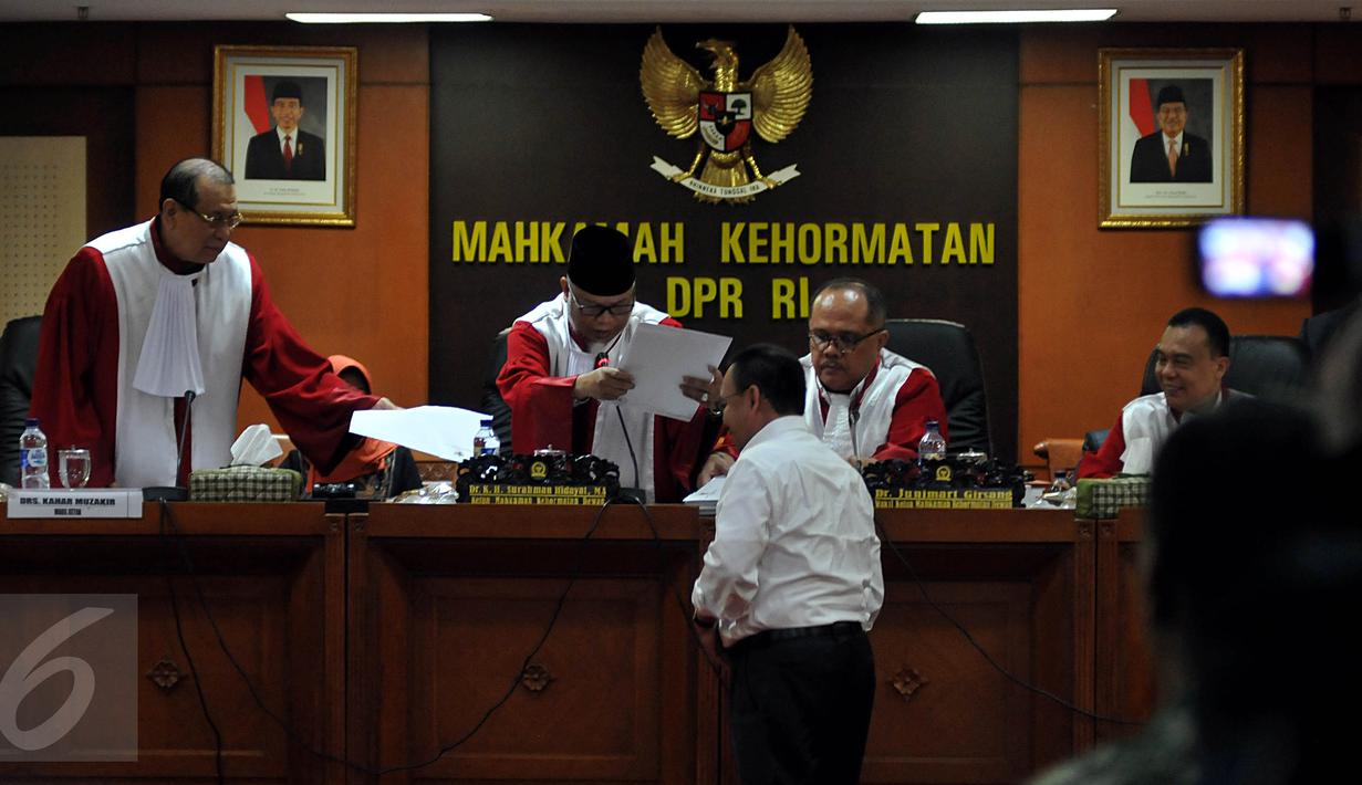 Menteri ESDM Sudirman Said memberikan sejumlah bukti sebelum sidang pemeriksaan perkara Setya Novanto di ruang MKD, Kompleks Parlemen Senayan, Jakarta, Rabu (2/12) . Sudirman dimintai keterangan seputar pencatutan nama Presiden. (Liputan6.com/Johan Tallo)