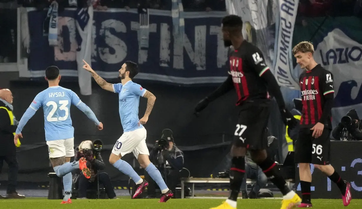 Gelandang Lazio, Luis Alberto  (kedua kiri) berselebrasi usai mencetak gol lewat titik penalti ke gawang AC Milan pada pertandingan lanjutan Liga Serie A Italia di Stadion Olimpiade di Roma, Rabu (25/1/2023). Lazio menang telak atas AC Milan dengan skor 4-0. (AP Photo/Gregorio Borgia)