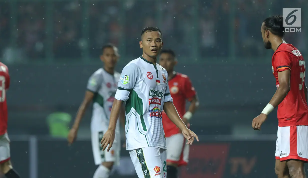 Gelandang PS TNI, Wawan Febrianto mengenakan pita hitam saat lawan Persija pada lanjutan Liga 1 Indonesia di Stadion Patriot Candrabhaga, Bekasi, Sabtu (30/9). Pemakaian Pita hitam untuk mengenang para pahlawan revolusi. (Liputan6.com/Helmi Fithriansyah)