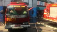 Kesibukan petugas damkar di gedung Kemenhub, Jalan Medan Merdeka Barat, Minggu (8/7/2018). (Liputan6.com/Fachrur Rozie)