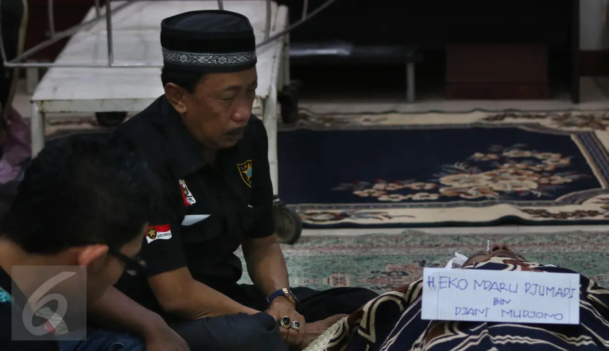 Komedian Doyok berdoa disamping jenazah Alm Eko Koeswoyo alias Eko DJ di kawasan Pondok Kelapa, Jakarta, Selasa (28/3). Eko DJ meninggal dunia dalam usia 65 tahun. (Liputan6.com/Herman Zakharia)