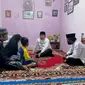 Gubernur Sumsel Herman Deru saat menyambangi rumah orangtua santri AM, di Kota Palembang Sumsel (Dok. Pribadi Soimah / Nefri Inge)