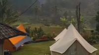 Konten orang kemah di halaman rumah dengan pemandangan air terjun yang viral tuai pro kontra. (dok. tangkapan layar Twitter&nbsp;@4nneve)