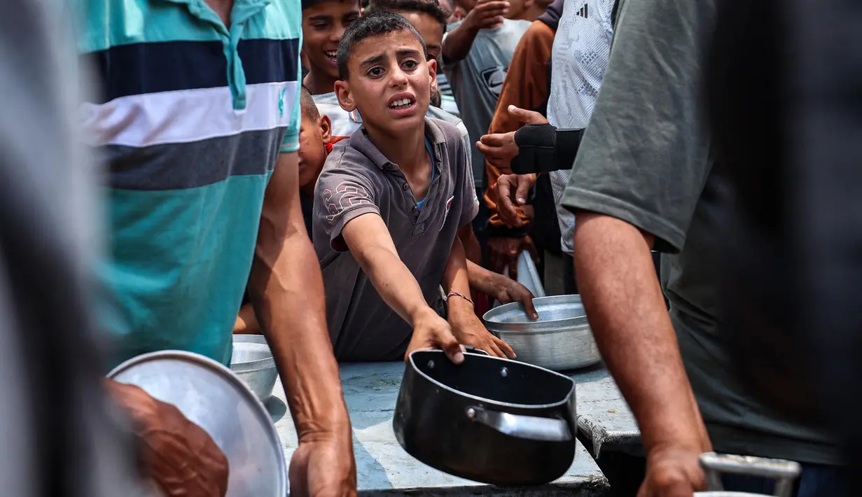 Terhambatnya pasokan bantuan kemanusiaan di Gaza dikarenakan adanya prosedur keamanan yang diterapkan Israel untuk pengiriman bantuan kemanusiaan ke Gaza. (Eyad BABA/AFP)