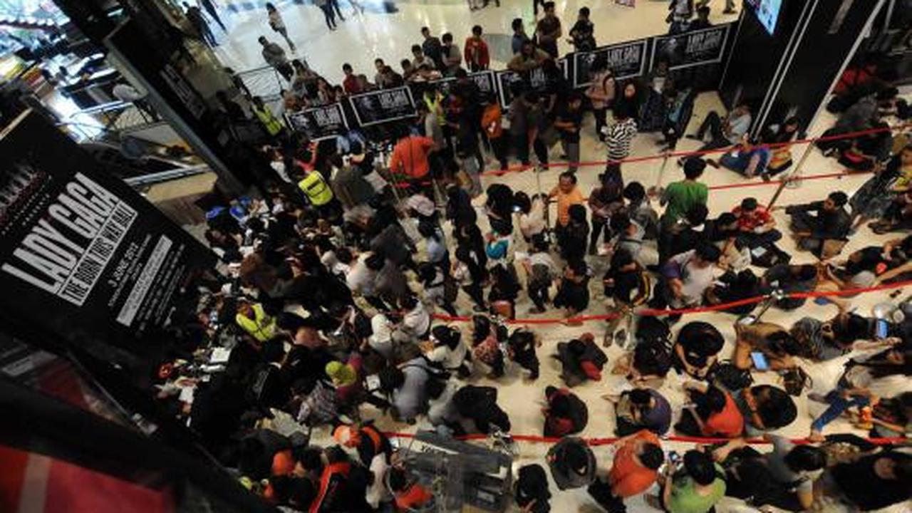 Ratusan penggemar antre beli tiket Lady Gaga