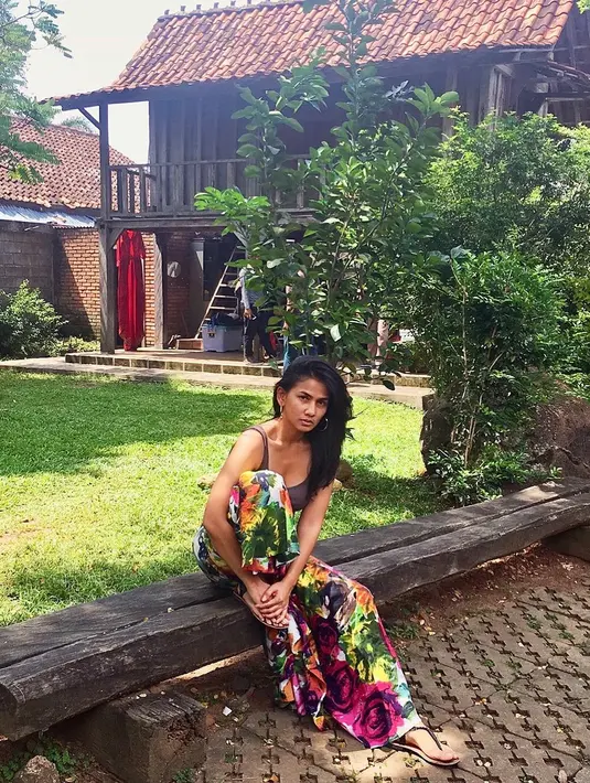 Perempuan berkulit eksotis ini tak jarang terlihat seksi dengan gaya berbusananya. Seperti yang satu ini, Nova memakai celana kulot bermotif floral dengan paduan tank top abu-abu. (Instagram/novaelizastory)