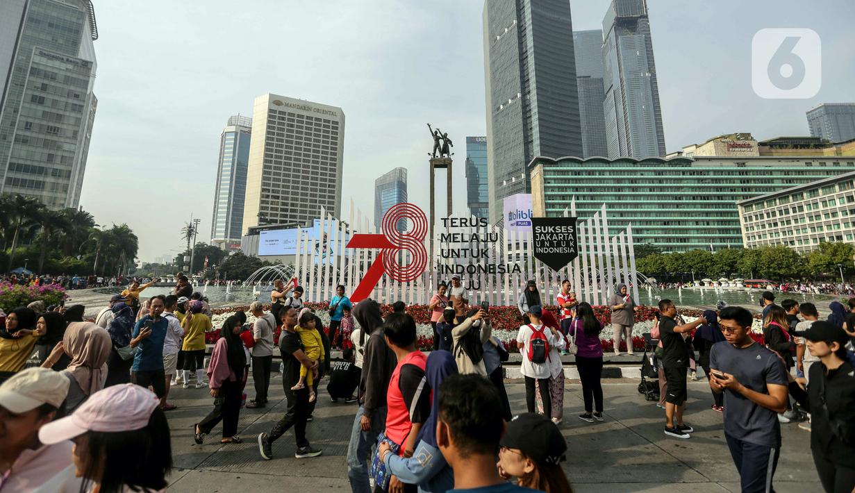 <p>Masyarakat menggunakan masker saat berolahraga pada car free day (CFD) di kawasan Bundaran HI, Jakarta, Minggu (13/8/2023). Per pukul 06.14 WIB pagi ini, kualitas udara Jakarta terburuk di dunia berdasarkan pantauan situs IQAir. (Liputan6.com/Faizal Fanani)</p>