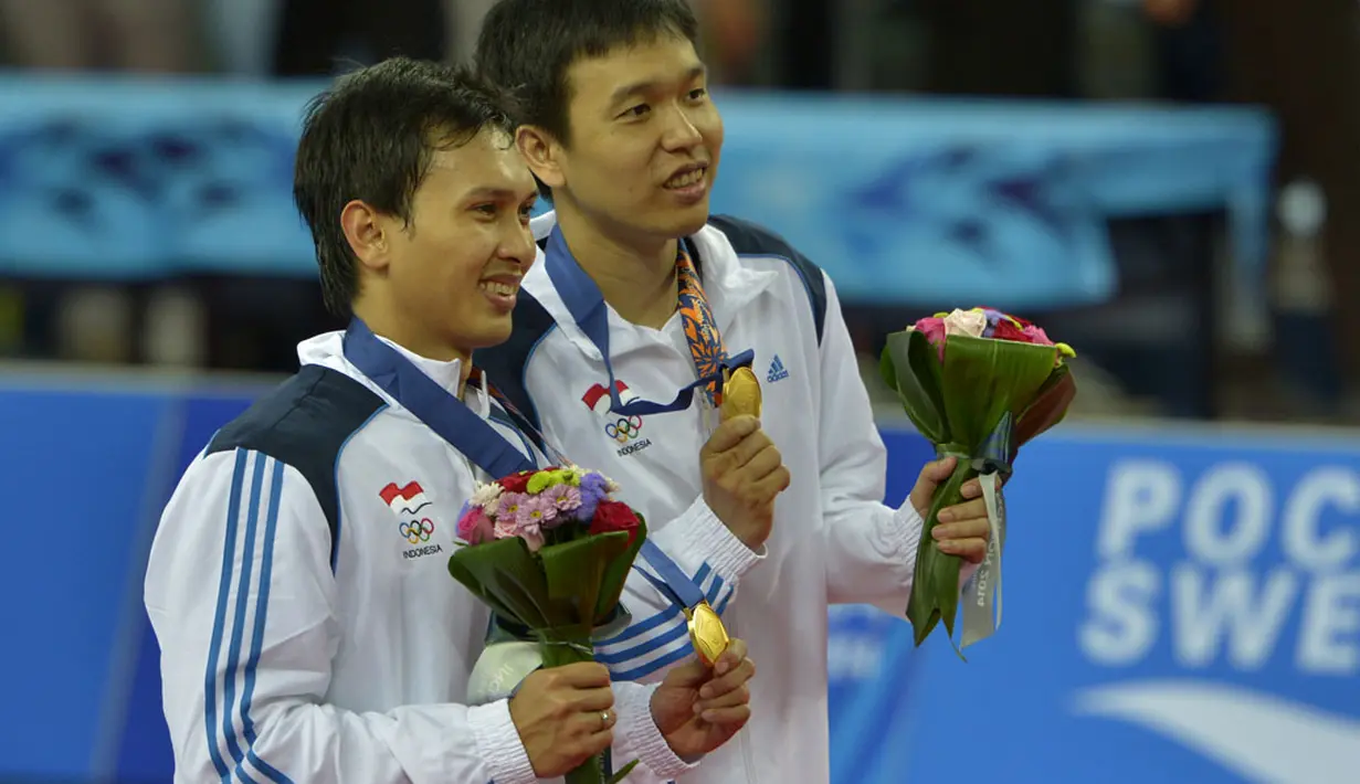Ganda Putra Indonesia Muhamad Ahsan dan Hendra Setiawan memegang medali mereka usai pemberian medali Ganda Putra Asian Games ke-17 di Gyeyang Gymnasium, Incheon, Korsel, (28/9). (ANTARA FOTO/Saptono)