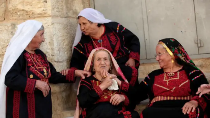 Berjilbab dan Kenakan Salib? Di Palestina Itu Hal Biasa!