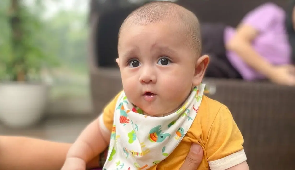 Saat ini Zayn sudah berusia 4 bulan. Sang bayi pun sudah belajar duduk. [instagram/zaynenver]