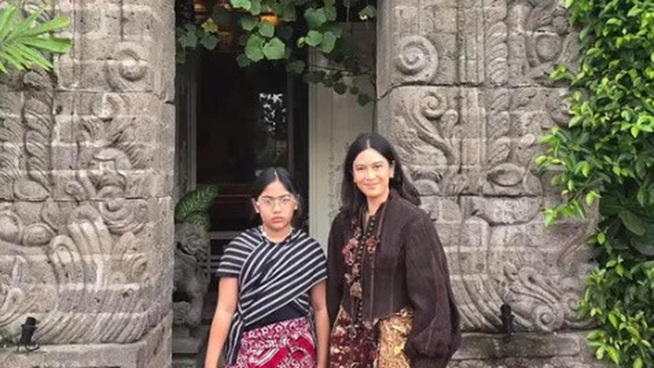 7 Potret Kebersamaan Dian Sastrowardoyo dan Sang Putri yang Beranjak Remaja, Tampil Stylish dengan OOTD Kain Tradisional