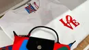 Tak hanya pada produk tas, karya seni Robert Indiana juga menghiasi produk aksesori dan busana. Cocok untuk dikenakan saat akhir pekan dalam tampilan kasual.  / Foto: Adinda Tri Wardhani - Fimela.com.