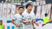 Pemain Rans Nusantara FC, Mitsuru Maruoka melakukan selebrasi setelah mencetak gol ke gawang Persija Jakarta pada laga BRI Liga 1 di Stadion Patriot Candrabhaga, Bekasi, Jumat (3/2/2023). (Bola.com/M Iqbal Ichsan)