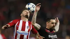 Duel pemain Atletico, Saul Niguez (kiri) dan pemain Leverkusen, Roberto Hilbert pada laga leg kedua Babak 16 Besar Liga Champions di Vicente Calderon stadium, Madrid,  Rabu (15/3/2017). Atletico lolos dengan agregat 4-2. (AP/Daniel Ochoa de Olza)